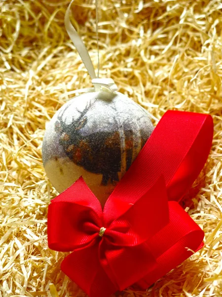 圣诞玩具 一个带有红色弓形锯屑的鹿球 — 图库照片