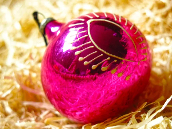 苏联圣诞树玩具 锯屑中的粉色玻璃球 — 图库照片