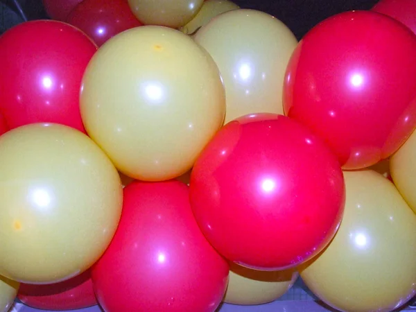 Balon Kuning Dan Merah Muda Untuk Liburan — Stok Foto