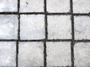 Dikişleri olan gri kare düz yol fayansı