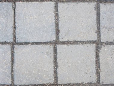 Dikişleri olan gri kare düz yol fayansı