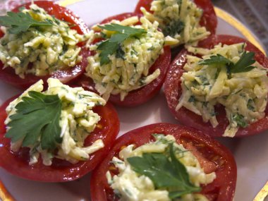  Yeni yıl yemeği: sarımsak ve peynirle doldurulmuş domatesler