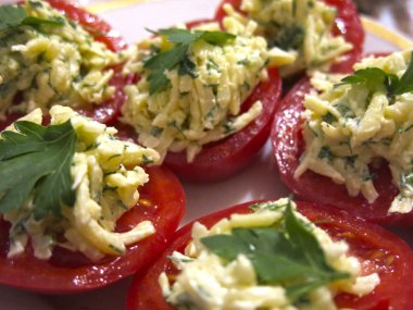  Yeni yıl yemeği: sarımsak ve peynirle doldurulmuş domatesler