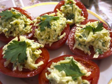  Yeni yıl yemeği: sarımsak ve peynirle doldurulmuş domatesler