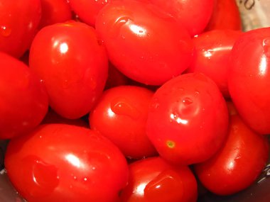 Küçük kırmızı kiraz domatesleri dağınık