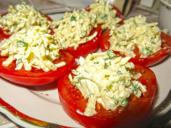 Plato Festivo Año Nuevo Tomates Rellenos Ajo Queso — Foto de Stock