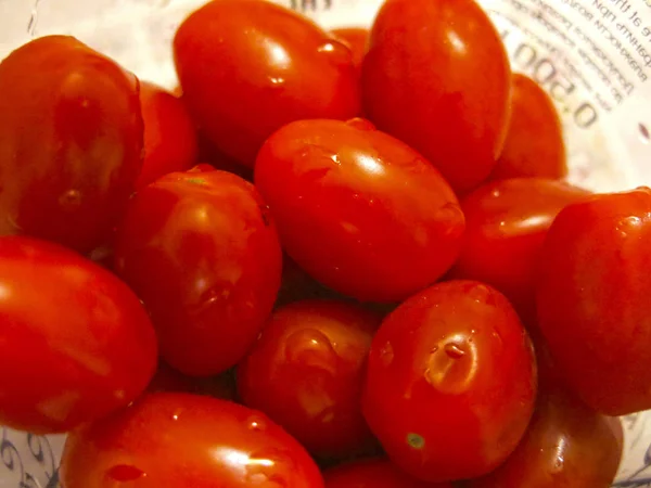 Pequenos Tomates Cereja Vermelhos Espalhados — Fotografia de Stock