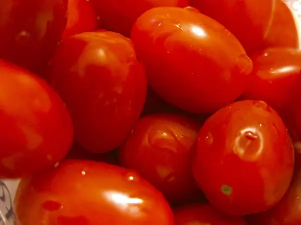 Pequeños Tomates Rojos Cereza Dispersos — Foto de Stock