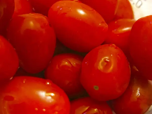 Pequeños Tomates Rojos Cereza Dispersos — Foto de Stock