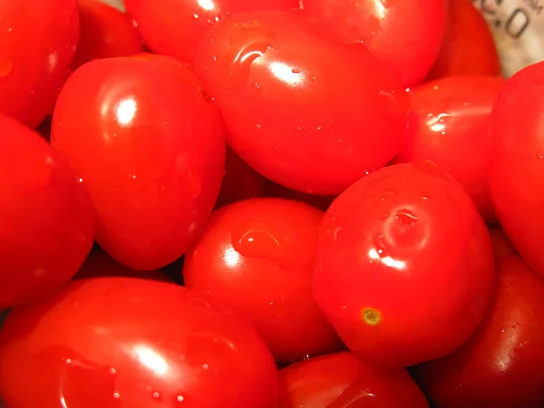 Małe Pomidory Wiśniowe Rozrzucone — Zdjęcie stockowe