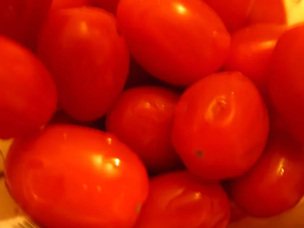 Pequenos Tomates Cereja Vermelhos Espalhados — Fotografia de Stock