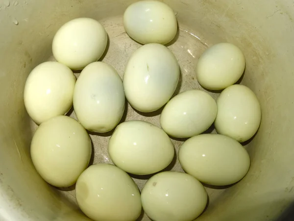 Чищенные Куриные Яйца Скорлупы Миске — стоковое фото