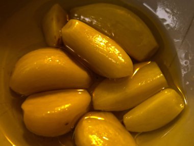 Sarımsak turşusu bir kasede.