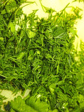 İnce doğranmış bitkiler: maydanoz ve dereotu.