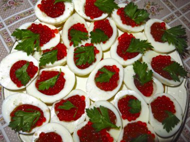 Haşlanmış yumurta ve sebzeli kırmızı balık havyarı.