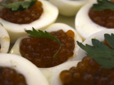 Haşlanmış yumurta ve sebzeli kırmızı balık havyarı.