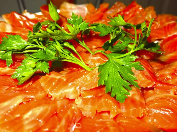 Rote Fischforelle Oder Rosa Lachs Stücke Geschnitten Mit Gemüse Einem — Stockfoto