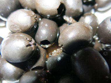 Masanın üzerinde siyah yuvarlak zeytinler