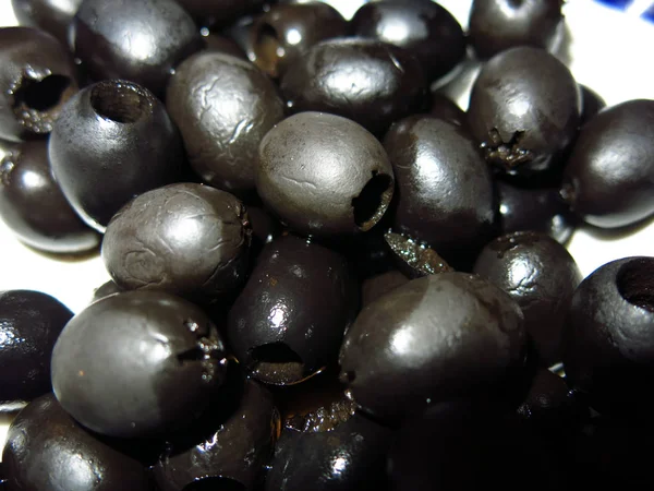 Olives Rondes Noires Dans Une Assiette Sur Table — Photo