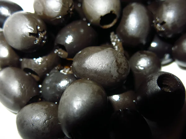 Černé Kulaté Olivy Talíři Stole — Stock fotografie