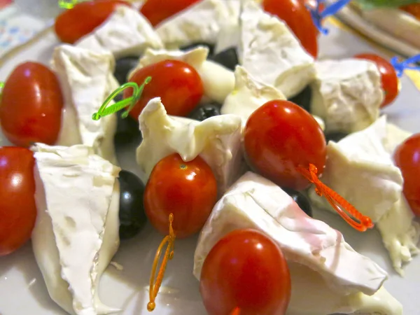 Vorspeise Auf Käsespießen Oliven Und Tomaten — Stockfoto