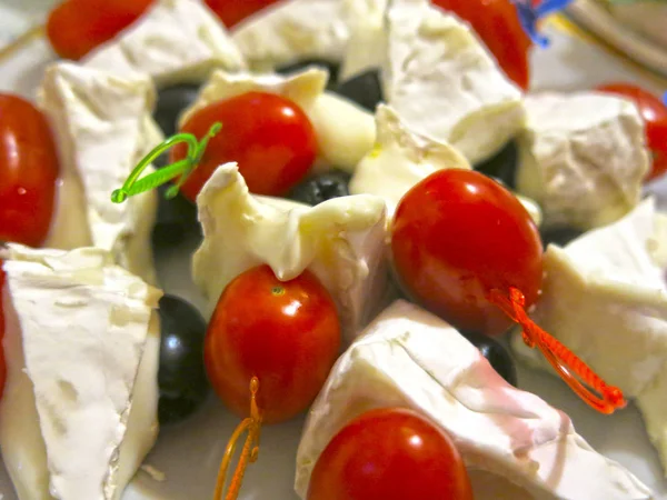 Vorspeise Auf Käsespießen Oliven Und Tomaten — Stockfoto