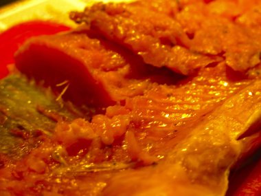 Şenlikli bir akşam yemeği için doğranmış kırmızı balık (alabalık, pembe somon)