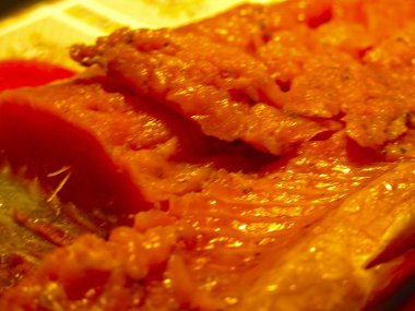 Şenlikli bir akşam yemeği için doğranmış kırmızı balık (alabalık, pembe somon)