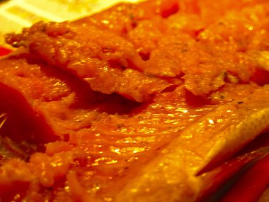 Şenlikli bir akşam yemeği için doğranmış kırmızı balık (alabalık, pembe somon)