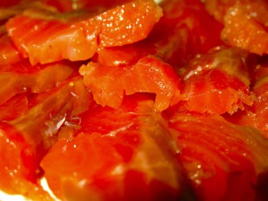 Şenlikli bir akşam yemeği için doğranmış kırmızı balık (alabalık, pembe somon)