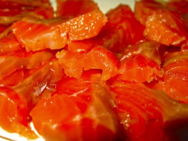 Şenlikli bir akşam yemeği için doğranmış kırmızı balık (alabalık, pembe somon)