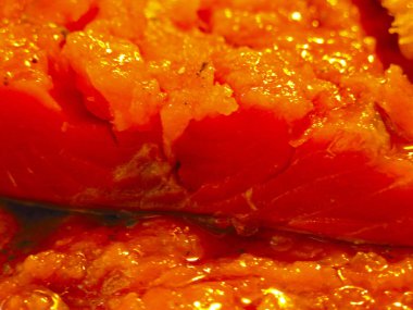 Şenlikli bir akşam yemeği için doğranmış kırmızı balık (alabalık, pembe somon)