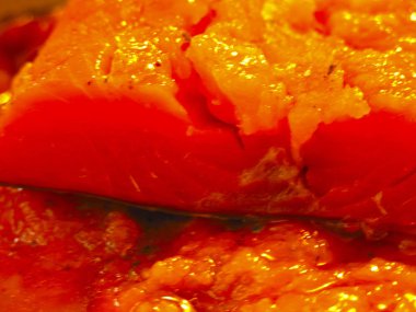 Şenlikli bir akşam yemeği için doğranmış kırmızı balık (alabalık, pembe somon)