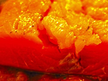 Şenlikli bir akşam yemeği için doğranmış kırmızı balık (alabalık, pembe somon)