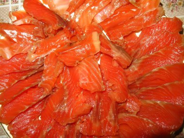 Şenlikli bir akşam yemeği için doğranmış kırmızı balık (alabalık, pembe somon)