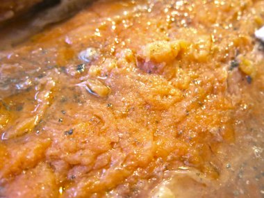 Şenlikli bir akşam yemeği için doğranmış kırmızı balık (alabalık, pembe somon)