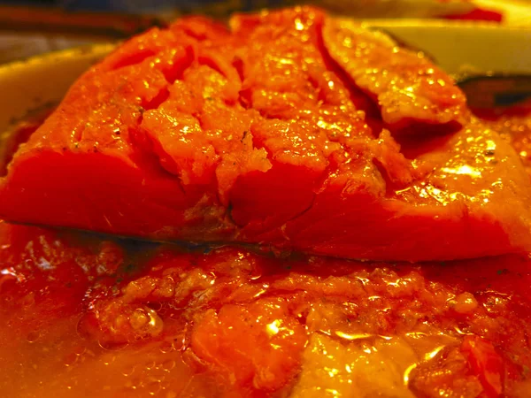 Şenlikli bir akşam yemeği için doğranmış kırmızı balık (alabalık, pembe somon)