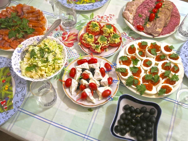 Festlich Gedeckter Tisch Scheibenfleisch Häppchen Käse Oliven Kaviar Eiern Tomaten — Stockfoto