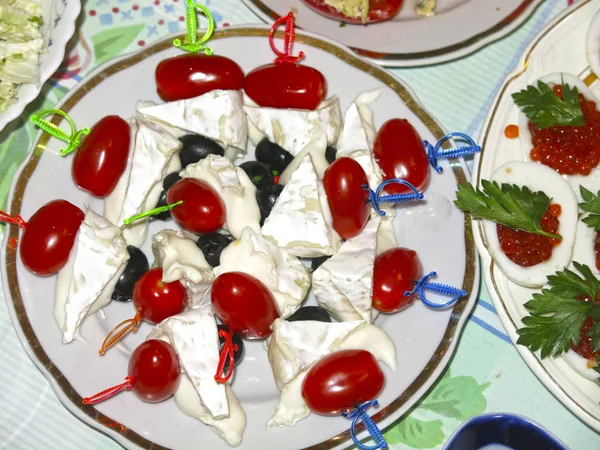 Set Tavola Festivo Affettati Tartine Formaggi Olive Caviale Uova Pomodori — Foto Stock