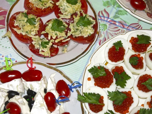 Juego Mesa Festivo Carne Rodajas Canapés Queso Aceitunas Caviar Huevos — Foto de Stock