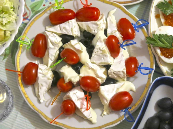 お祝いのテーブルセット スライスした肉 カナッペ チーズ オリーブ 卵のキャビア チーズとニンニクのトマト — ストック写真