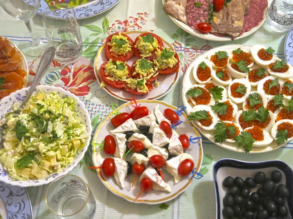 Festlich Gedeckter Tisch Scheibenfleisch Häppchen Käse Oliven Kaviar Eiern Tomaten — Stockfoto