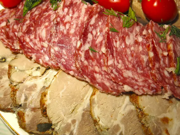 Cortes Carne Festivos Lengua Res Salchicha Salami Jamón Cerdo Tomates — Foto de Stock