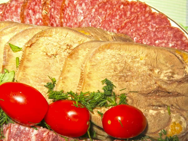 Festliche Fleischstücke Rinderzunge Wurst Schinken Schweinefleisch Kirschtomaten — Stockfoto