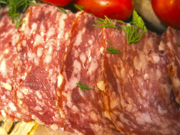 Festliche Fleischstücke Rinderzunge Wurst Schinken Schweinefleisch Kirschtomaten — Stockfoto