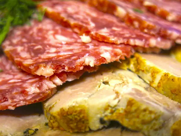 Feestelijke Stukken Vlees Rundertong Salami Worst Ham Varkensvlees Kerstomaten — Stockfoto