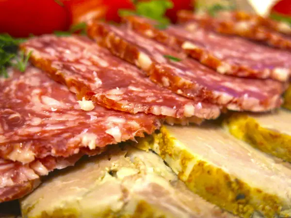 Feestelijke Stukken Vlees Rundertong Salami Worst Ham Varkensvlees Kerstomaten — Stockfoto