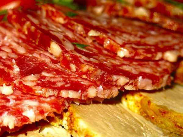 Cortes Carne Festivos Lengua Res Salchicha Salami Jamón Cerdo Tomates — Foto de Stock