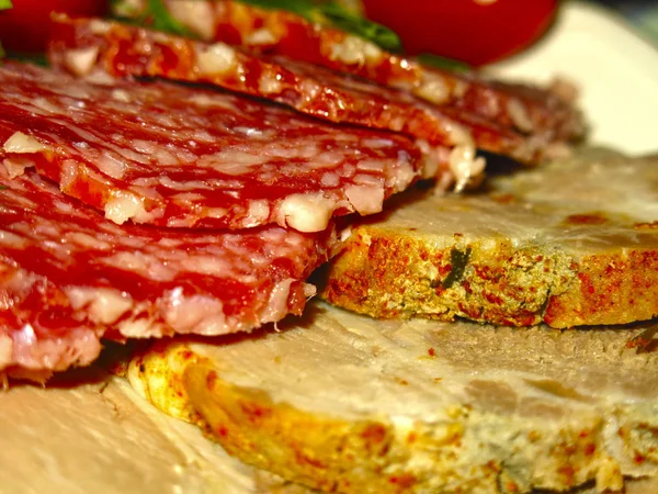 Cortes Carne Festivos Lengua Res Salchicha Salami Jamón Cerdo Tomates — Foto de Stock