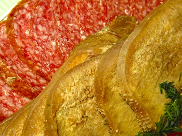 Cortes Carne Festivos Lengua Res Salchicha Salami Jamón Cerdo Tomates —  Fotos de Stock